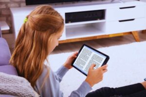 bimba che legge un e-book