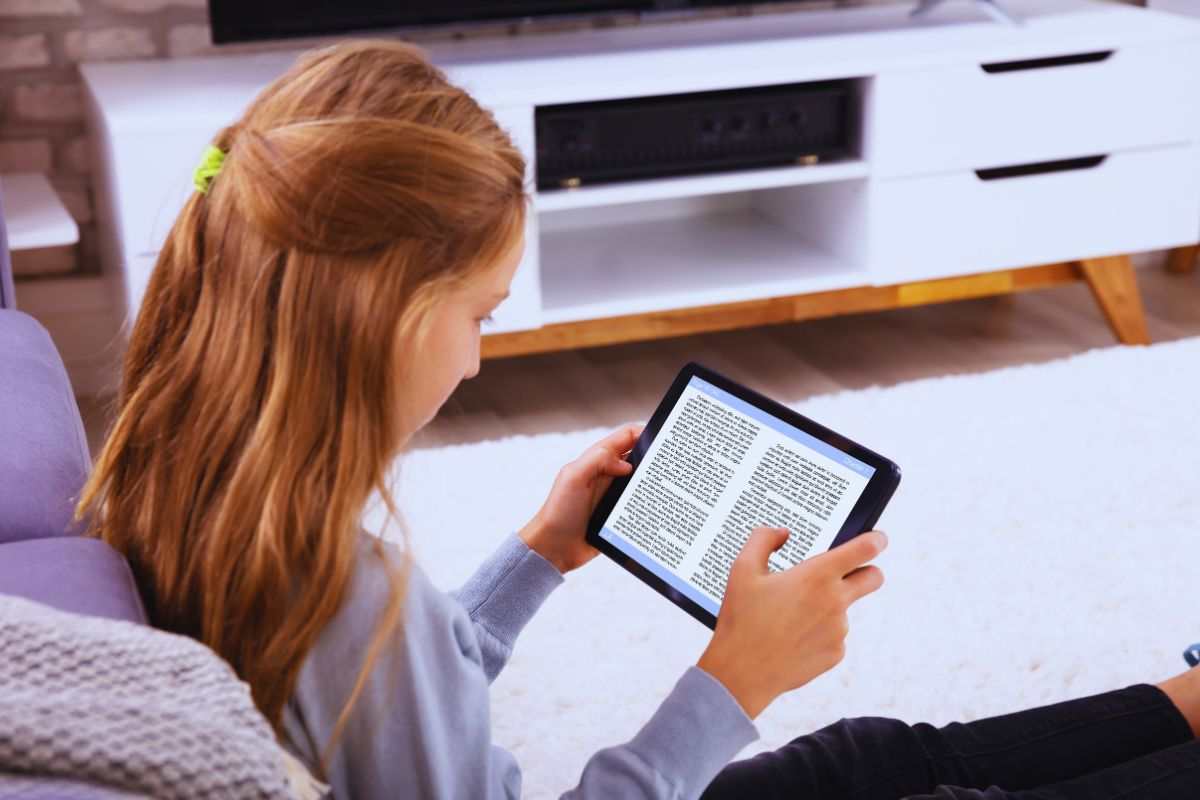 bimba che legge un e-book