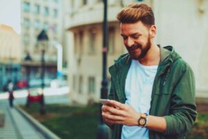 Ragazzo sorridente in strada