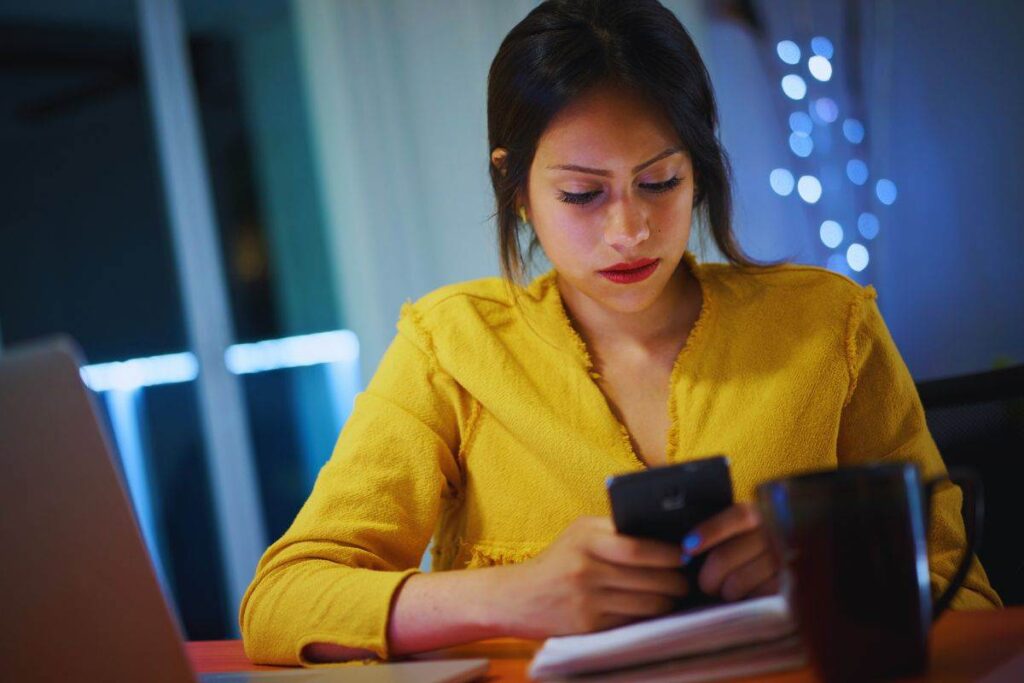 donna con smartphone