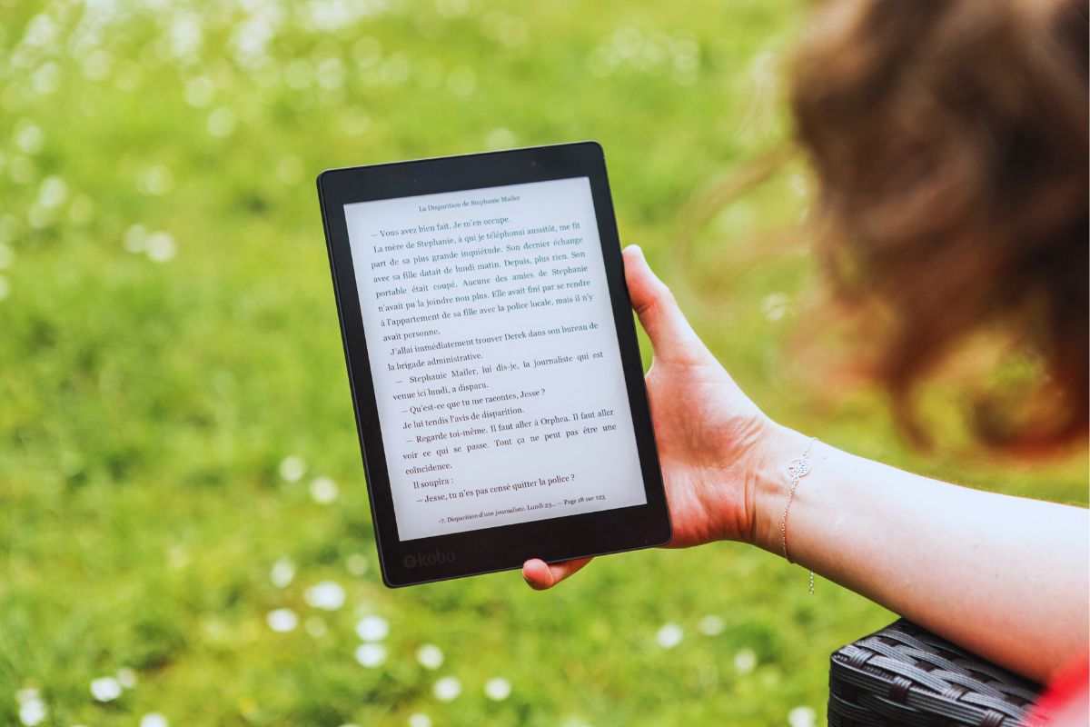 persona che legge un e-book al parco