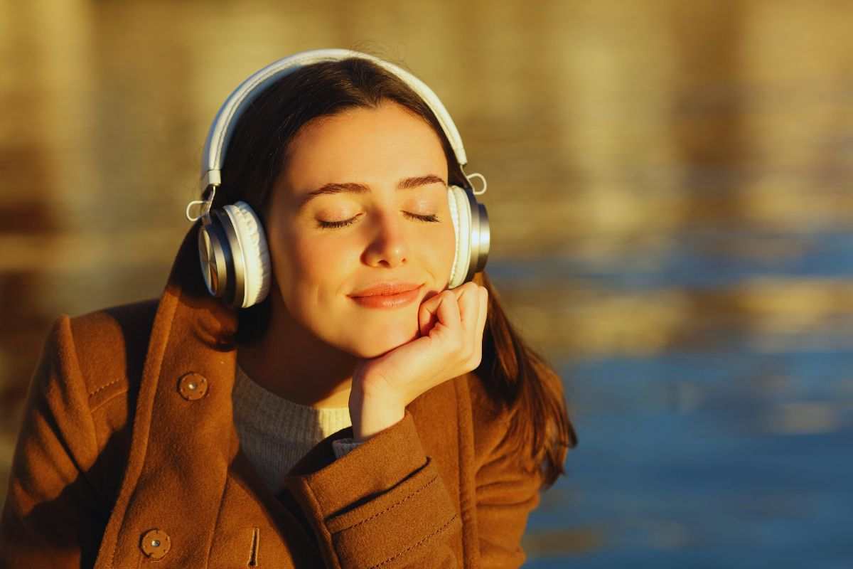Ragazza che si lascia trasportare dalle emozioni mentre ascolta la musica