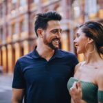 coppia che si guarda sorridente