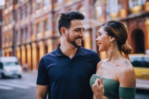 coppia che si guarda sorridente