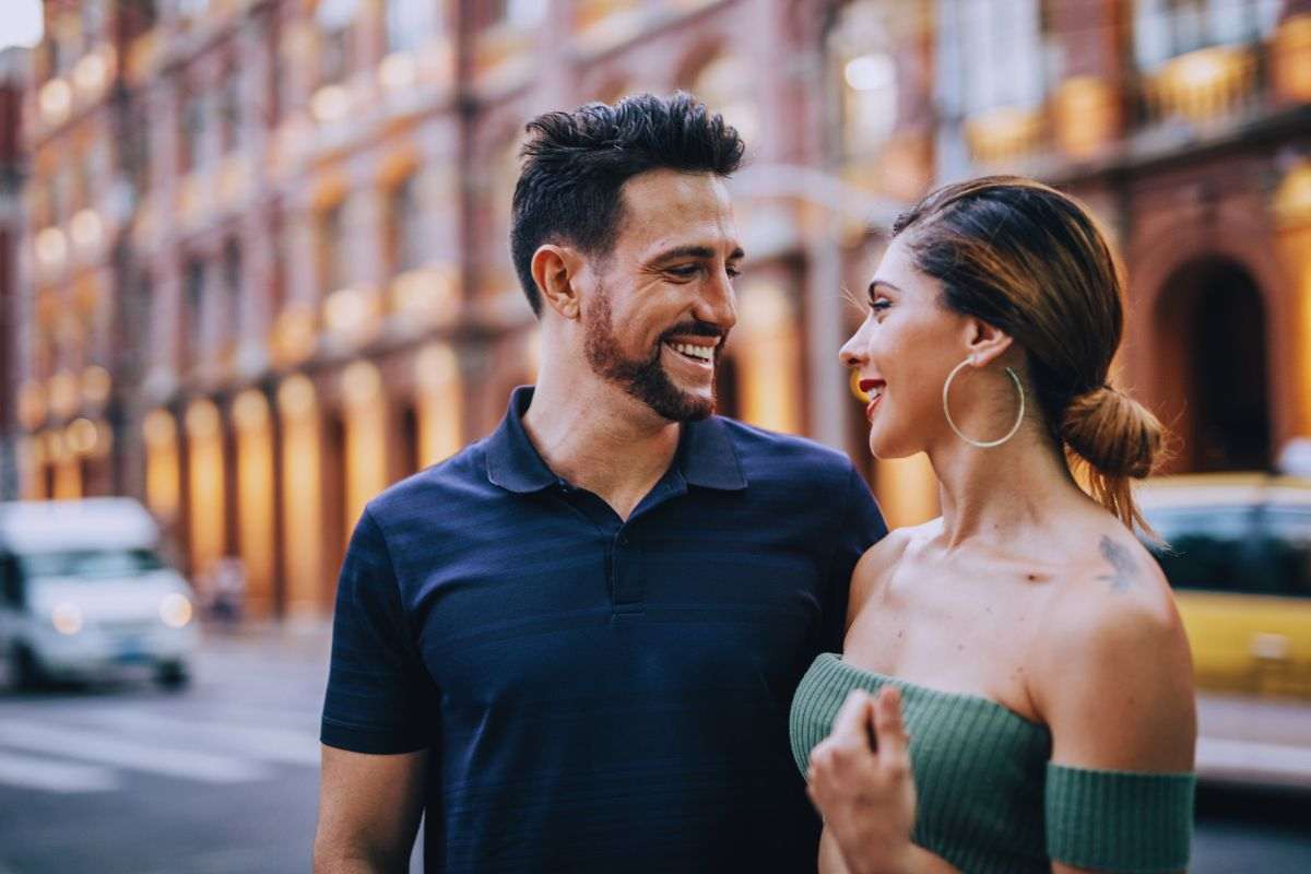 coppia che si guarda sorridente