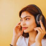 Ragazza avvenente che ascolta musica