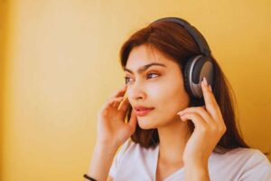 Ragazza avvenente che ascolta musica