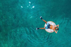Uomo che galleggia in mare grazie ad un gonfiabile