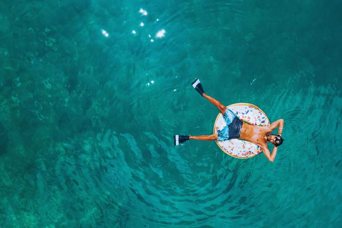 Uomo che galleggia in mare grazie ad un gonfiabile