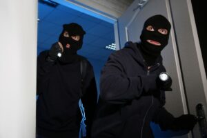 ladri che entrano in casa
