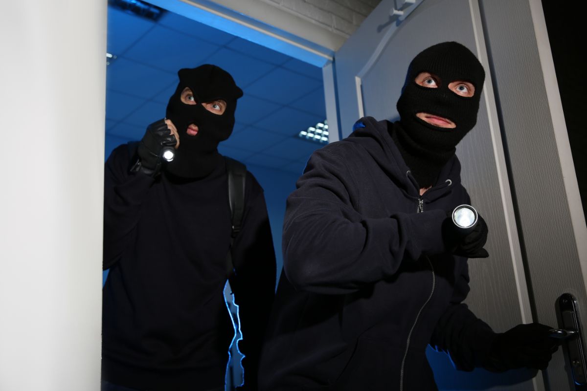 ladri che entrano in casa